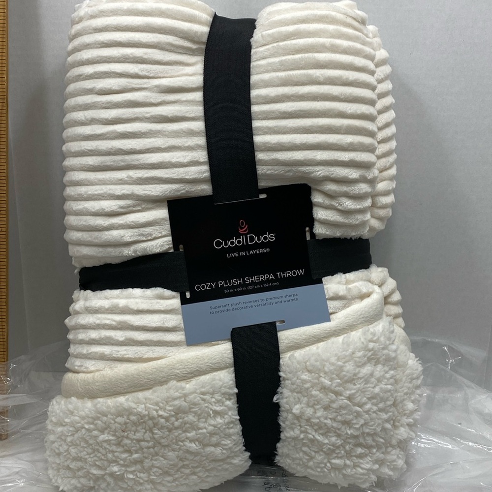 CuddlDuds Cozy Sherpa Throw